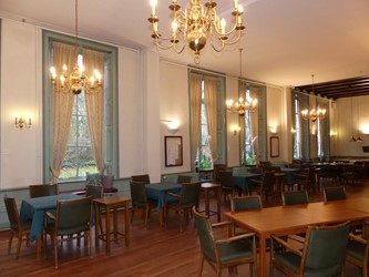 <p>Door de grote negentiende-eeuwse vensters hebben de sociëteitsleden vanuit de Groote zaal nog altijd een mooi uitzicht op de groene omgeving aan de achterzijde.</p>

